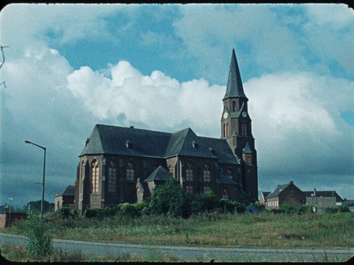 Still Hang am Baum: verlassene Kirche in Immerath